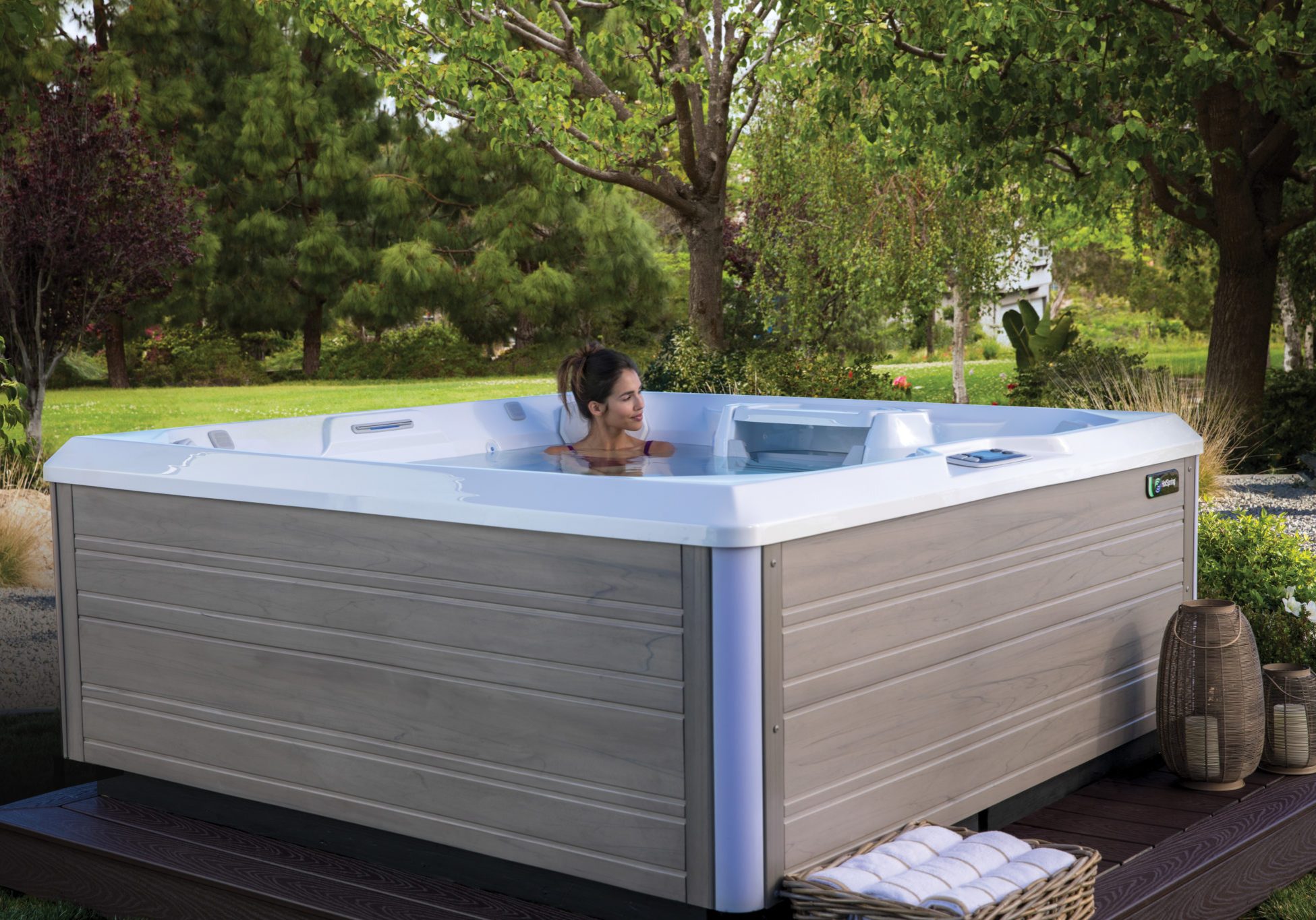 HotSpring-Limelight-2018-Beam-AlpineWhite-Coastal-Gray-Lifestyle-WomanAlone-Green-backyard-01-2048x1365